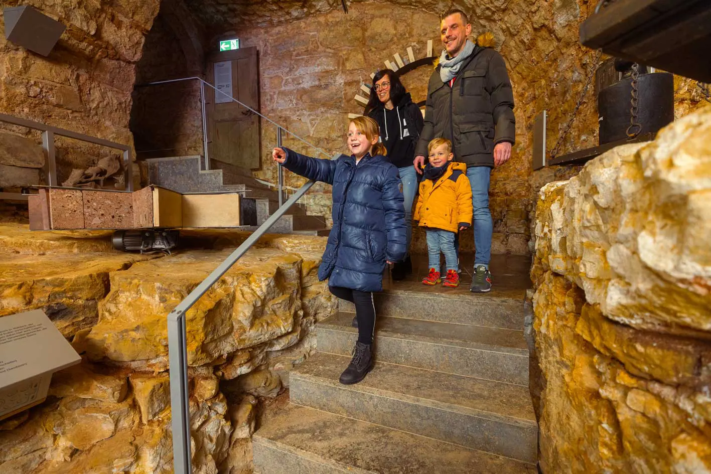 Familie im Eingang vom Korbacher Museum