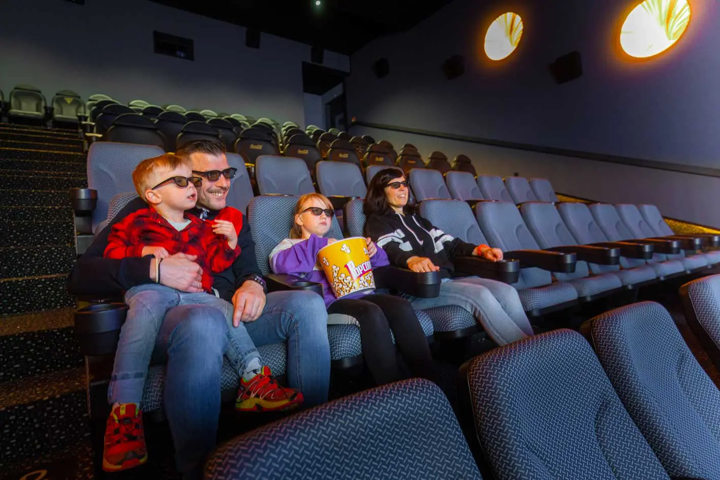 edlake Familie im Saal des Cine K Kino Korbach