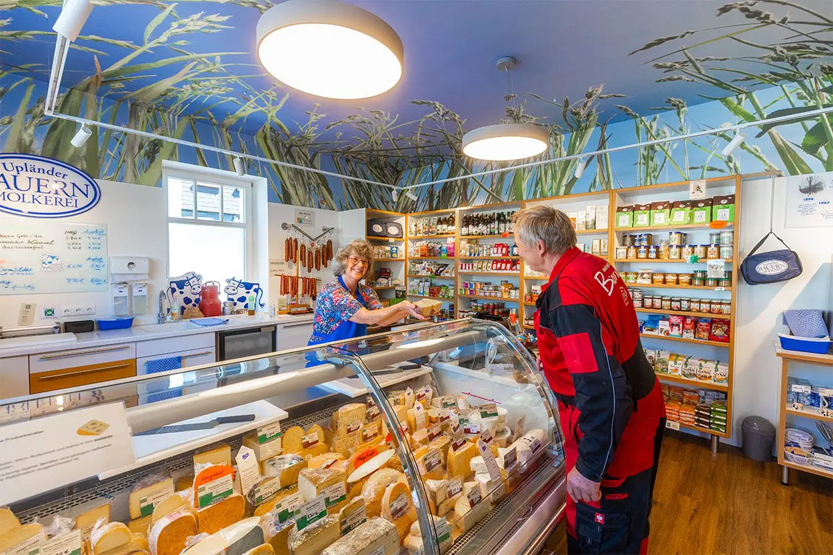 Ein Mann kauft bei einer Verkäuferin ein.