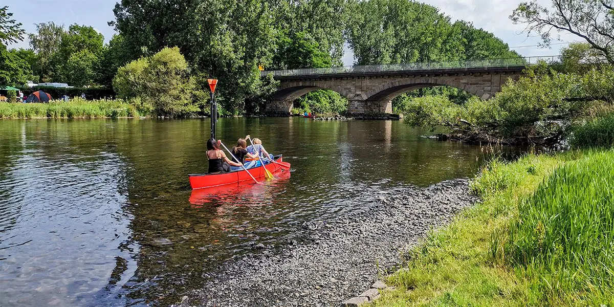 Drei Personen im kanu auf der Eder.