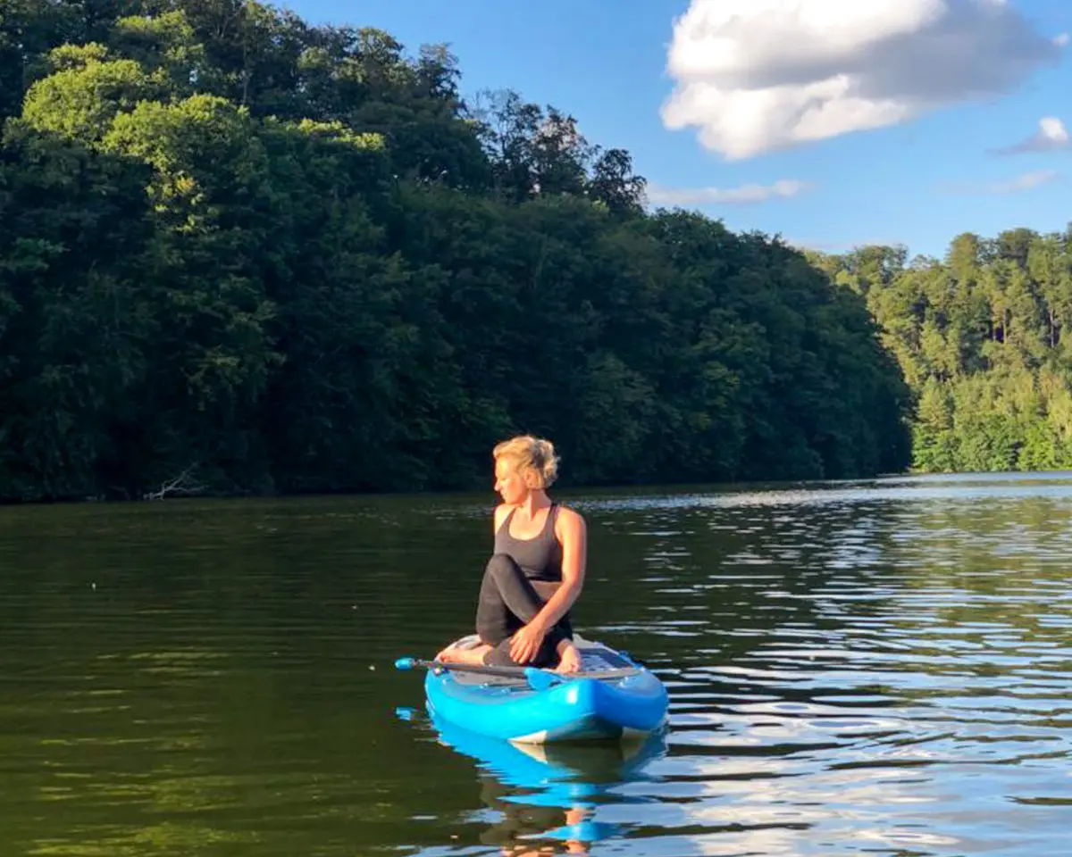 Eine Frau beim Yoga auf einem SUP
