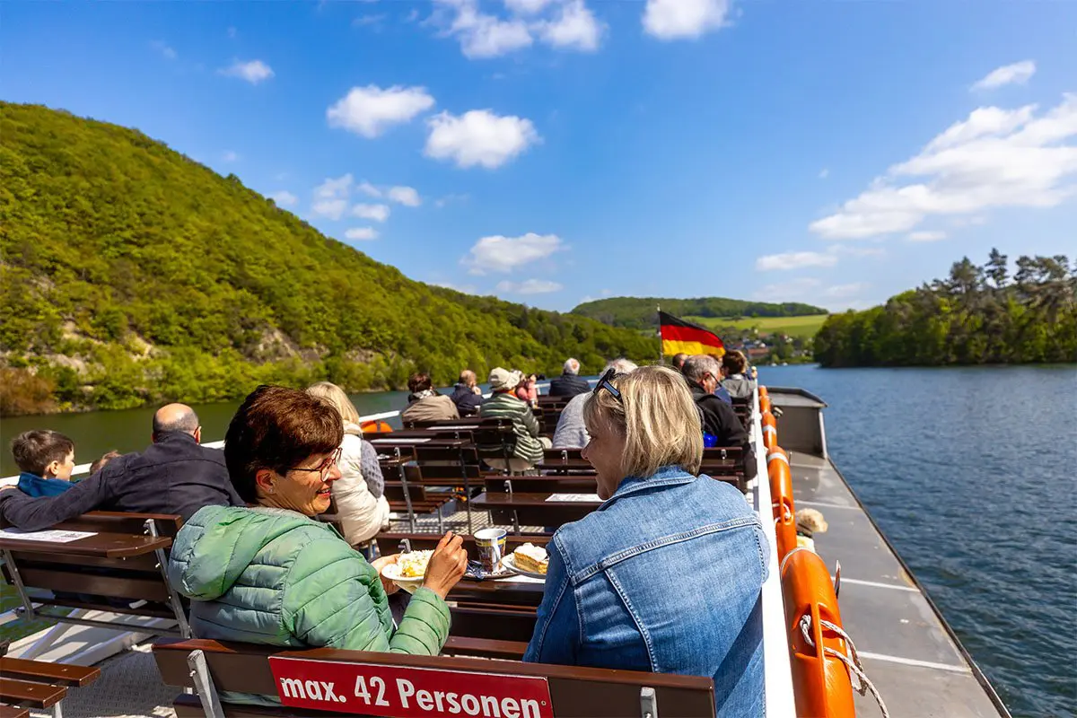 Fährschiffwandern am Naturjuwel Diemelsee 1 Zwei Freunde bei der Kreuzfahrt auf dem Diemselsee