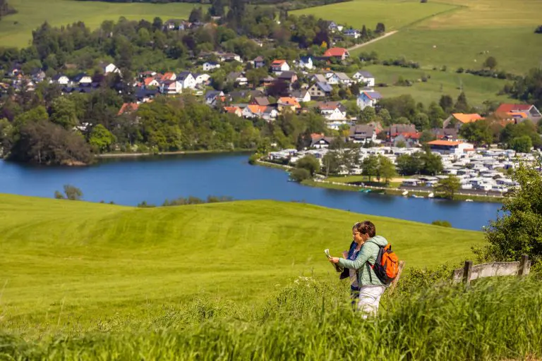 Zwei Frauen auf dem weg der Tour um den Diemelsee