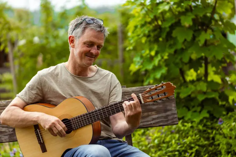 Jörg Pfeil beim Gitarre spielen