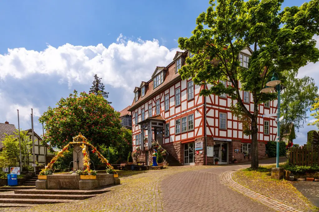 Das Rathaus von Bad Zwesten bei Sonnenschein