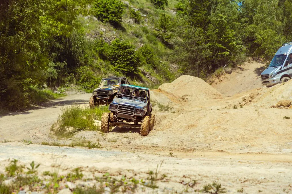 Zwei Buggys im Gelände.