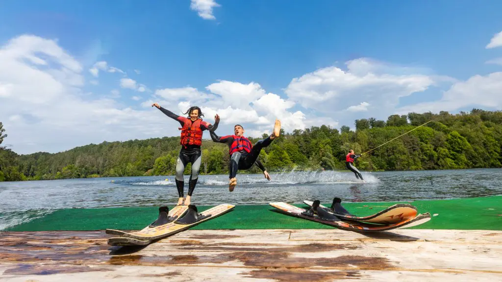 Summerfeeling am Twistesee - Sascha und Anne fallen rückwärts in den Twistesee