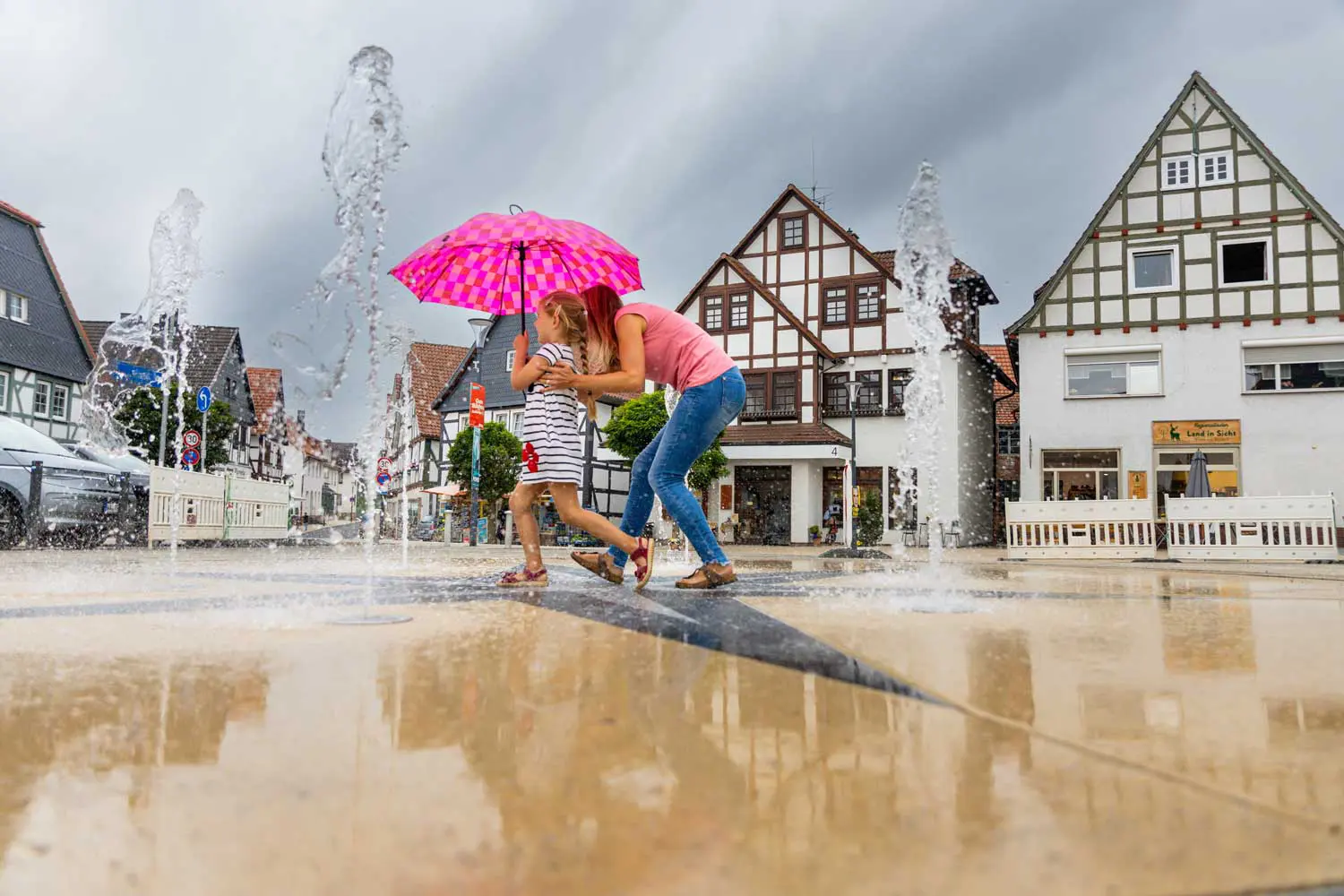 Waldeck – SAGENhaft schön, das reizvolle Städtchen am Edersee 1 Der Marktplatz der Stadt Waldeck am Edersee.