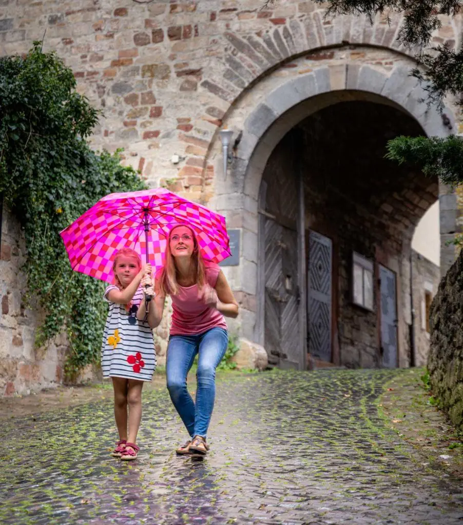 Mutter und Tochter auf dem Schlosshof von Schloss Waldeck am Edersee