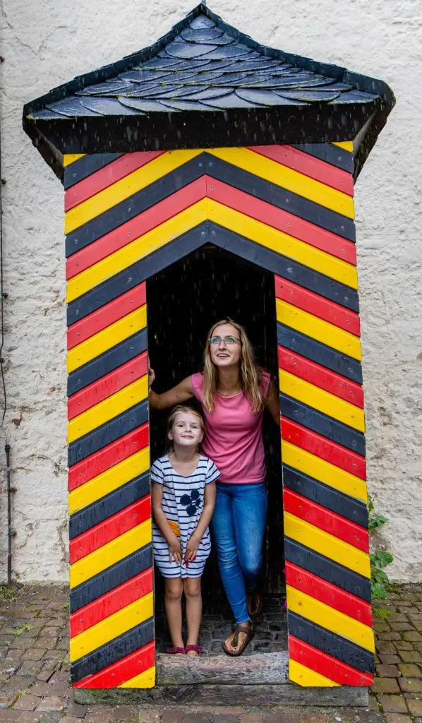 Mutter und Tochter auf dem Schlosshof von Schloss Waldeck am Edersee
