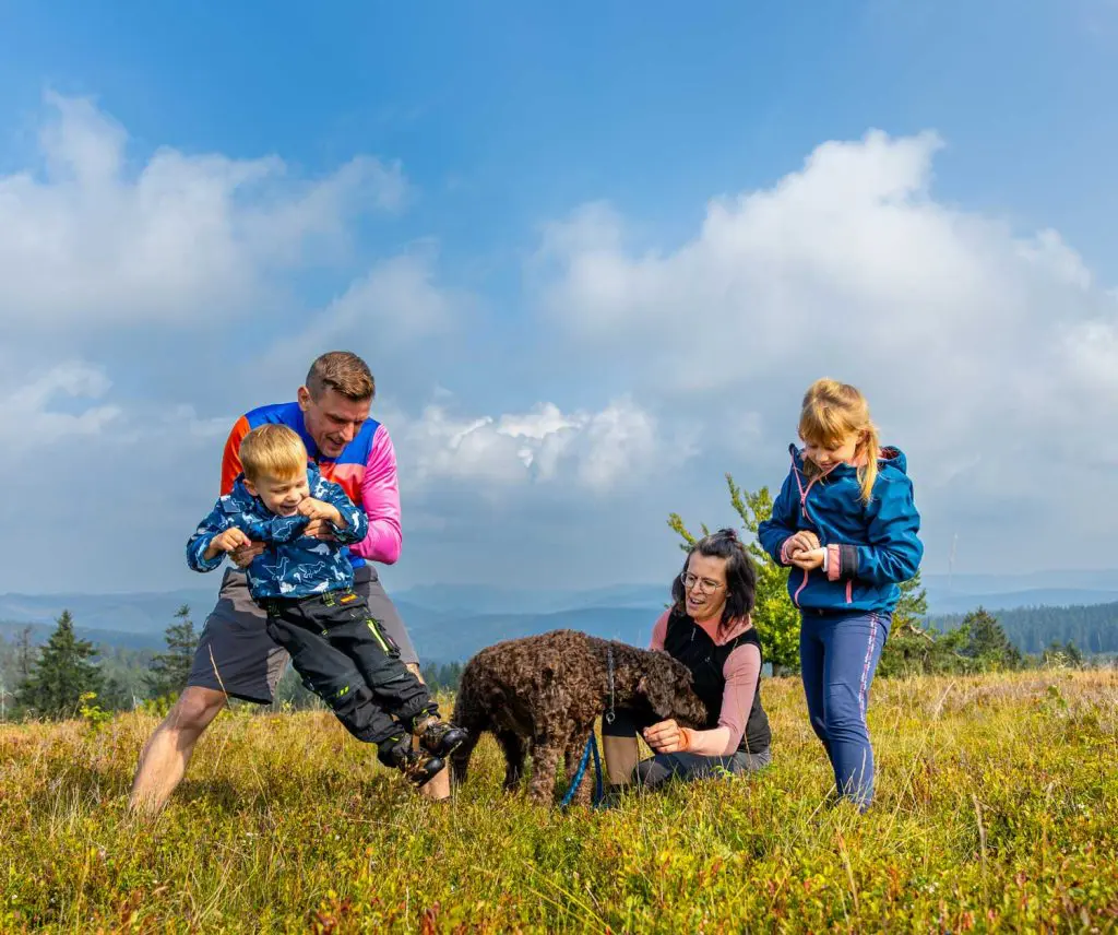edlake Familie auf dem Wanderweg in Winterberg