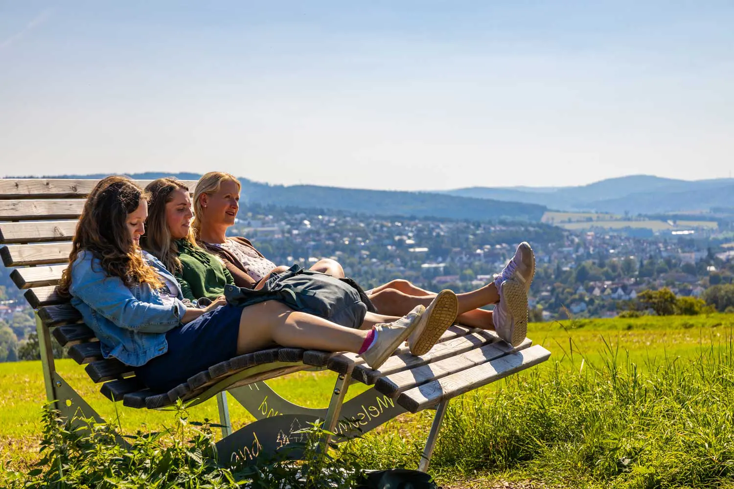 Drei Mädels genießen den Ausblick in der Bartenwetzerstadt Melsungen