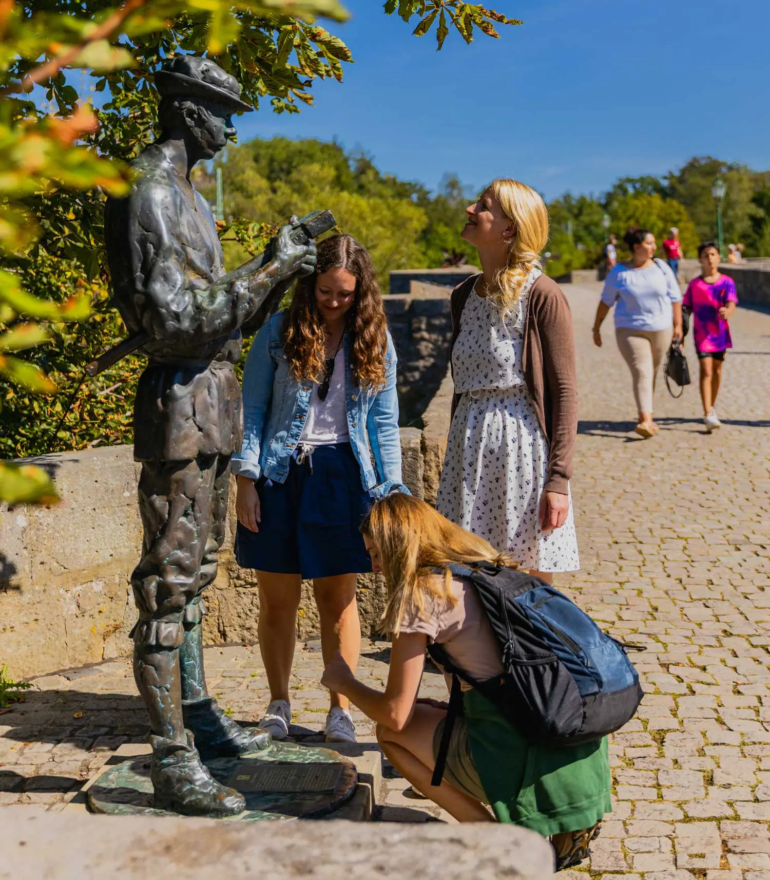 Drei Mädchen in der Stadt