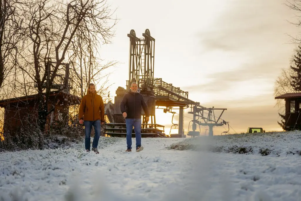Andi und Marcus vom edlake Magazin laufen durch den Schnee in Winterberg.