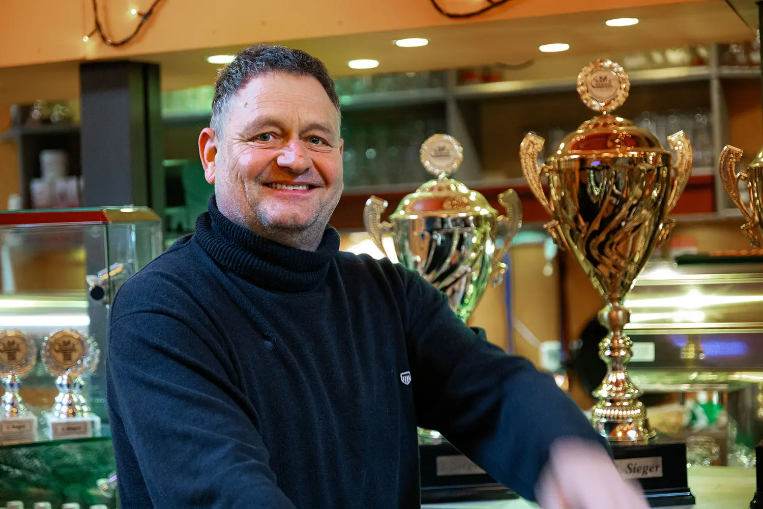 Kartbahn Willingen – Benzin im Blut 1 Ursprünglich aus einer spontanen Idee heraus entstanden, betreibt Achim Meyer die Kartbahn Willingen nun schon seit 16 Jahren.