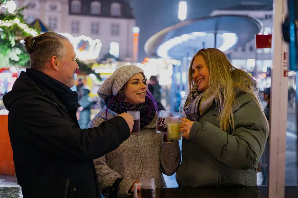 Team edlake stößt auf Kasseler Märchenweihnachtsmarkt mit Glühwein an.