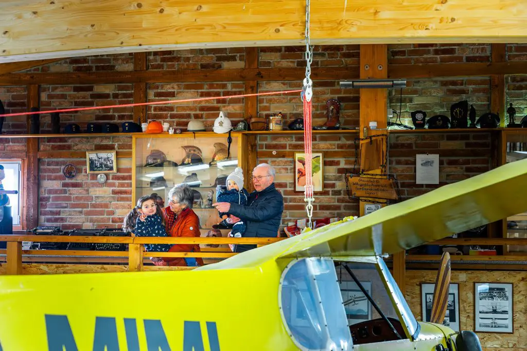 Opa und Oma mit ihren Enkeln in einem Museum.