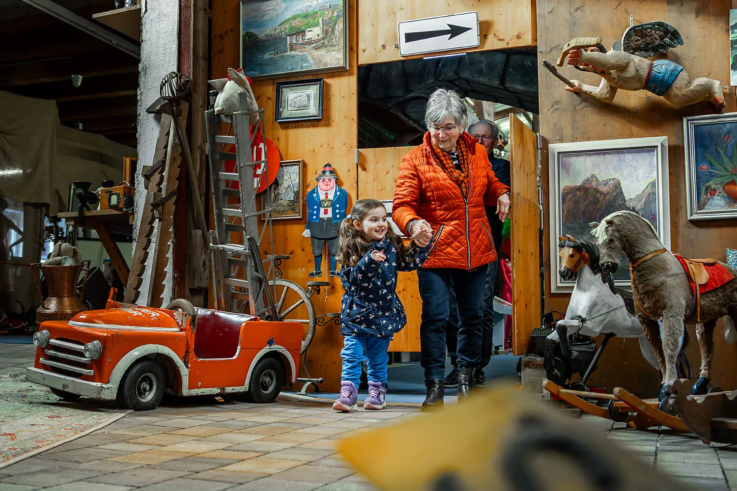 Eine Oma mit ihrer Enkelin in einem Museum.