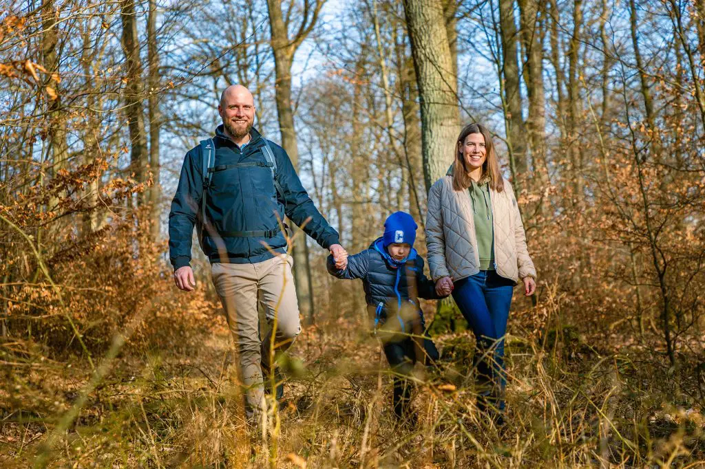 Eine Familie im Wald.