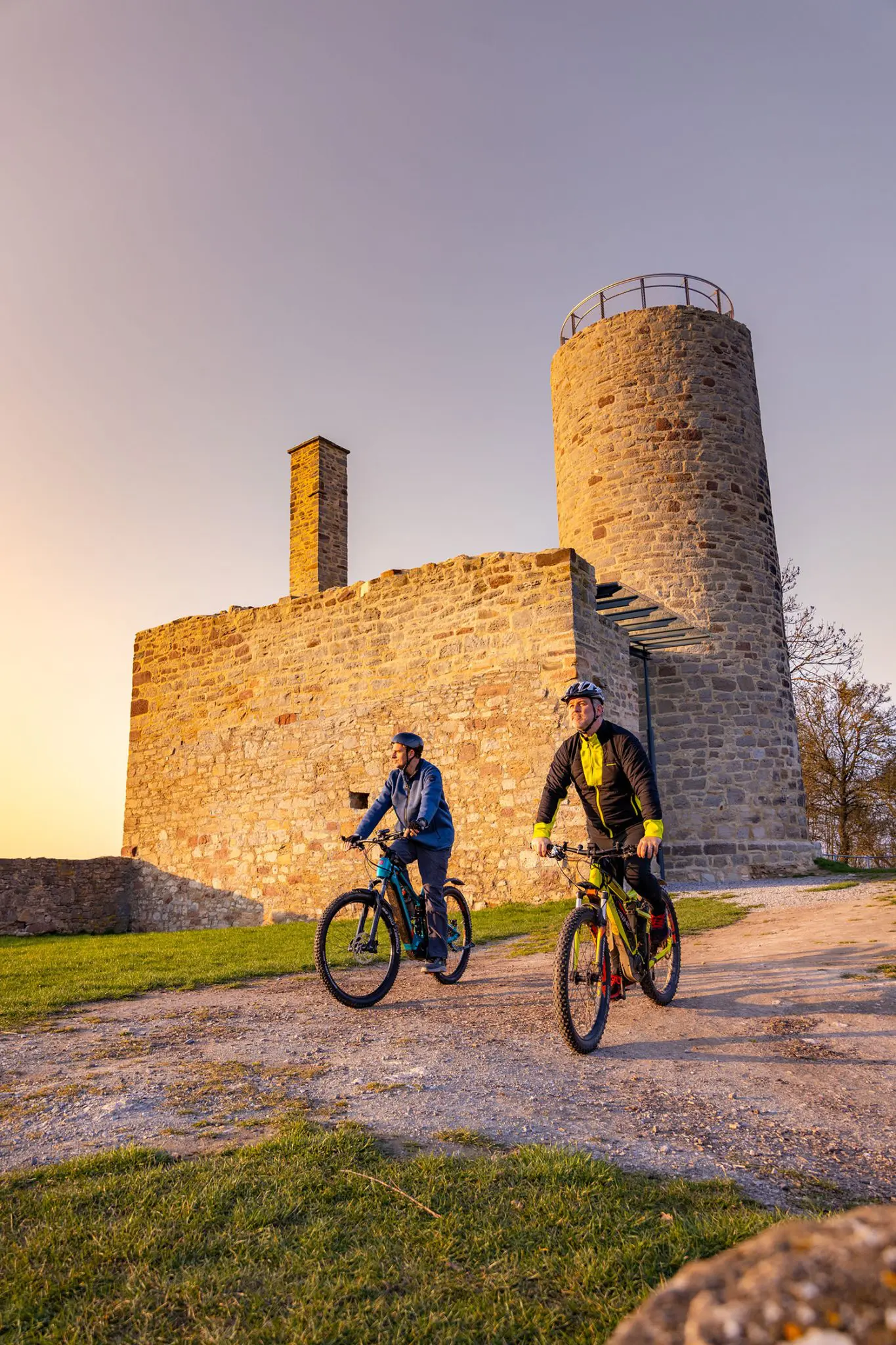 Rauf aufs Rad – denn jede Tour ist ein kleiner Urlaub 2 Zwei Radfahrer vor einer Burgruine.