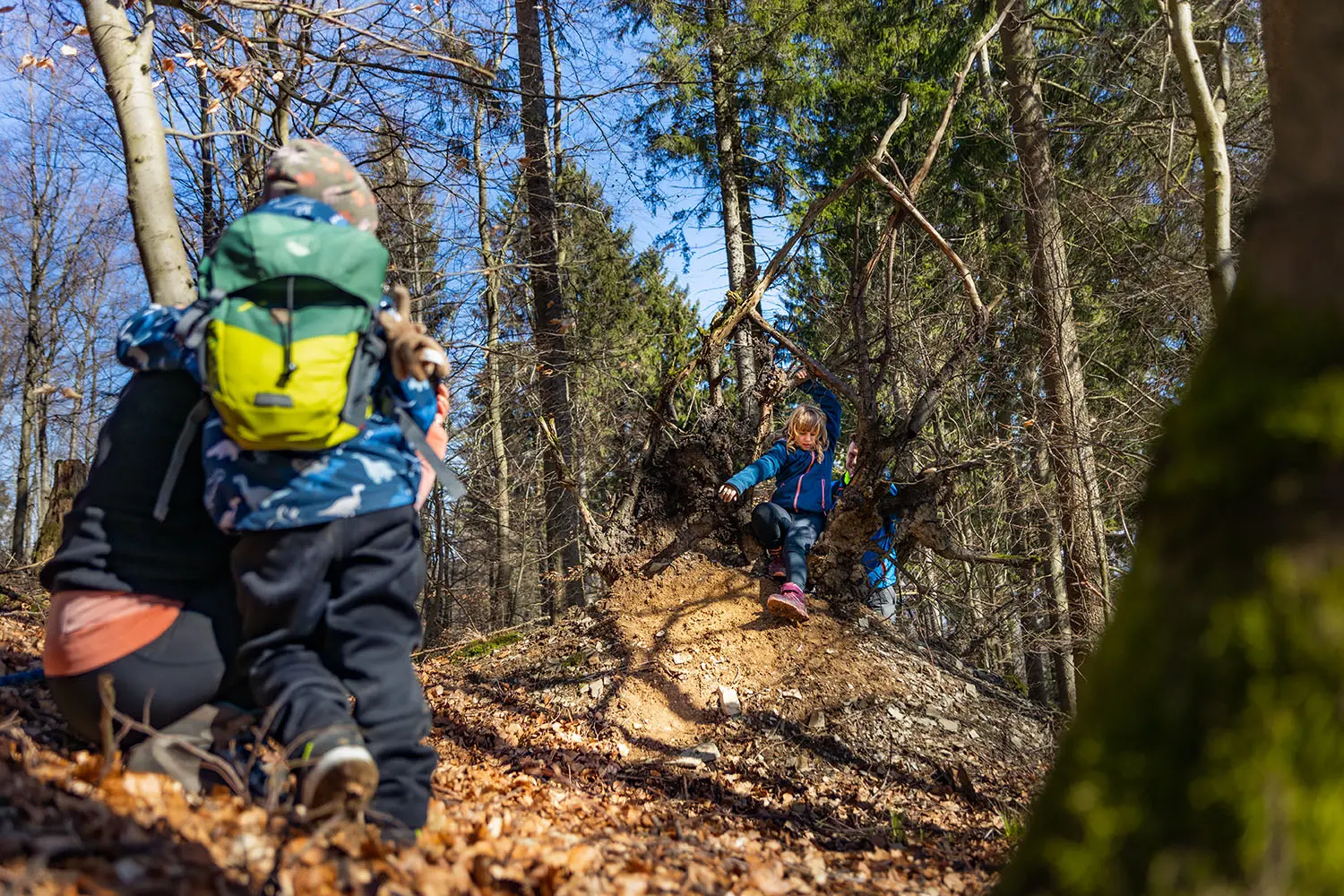 Wandern mit Kindern ist immer ein ganz besonderes Erlebnis. Wo die erwachsenen Wanderfreunde die Natur im Gesamterlebnis genießen, entdecken Kinder unterwegs in tausenden Aspekten der Natur kleine Abenteuer und spannende Forschungsaufträge.
