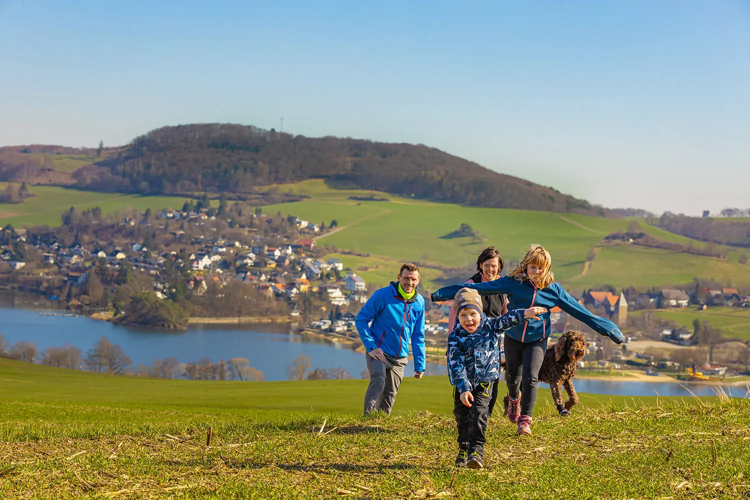 Wandern rund um den Diemelsee am Diemelsteig mit der edlake Familie Wandern rund um den Diemelsee am Diemelsteig mit der edlake Familie