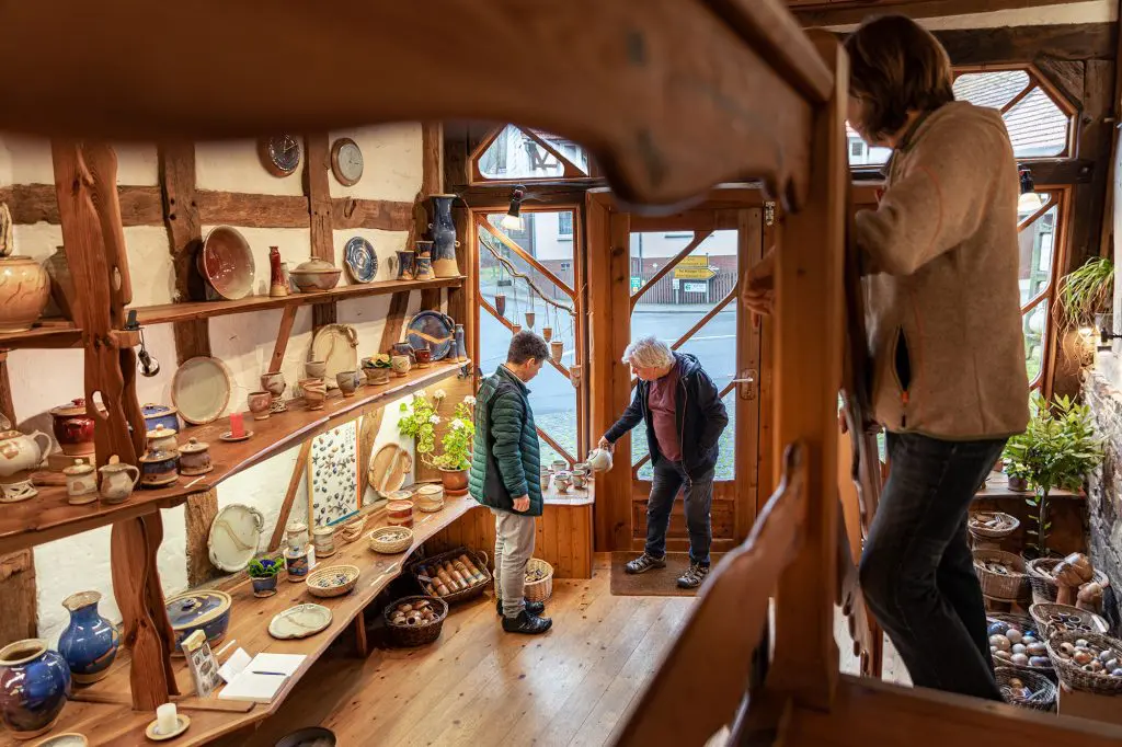 Lisa Ohntrup und Philip Gulliver in ihrem Laden voller selbstgertöpferter Sachen.