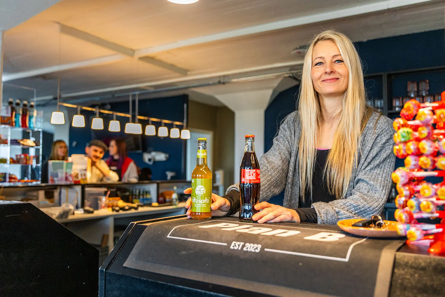 Lasertag – Der ultimative Nervenkitzel 1 Betreiberin Janine Happ Köhnke an der Theke des Plan-B Fritzlar.