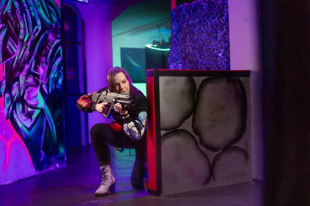 Sarah beim Lasertag spielen im Plan-B in Fritzlar.