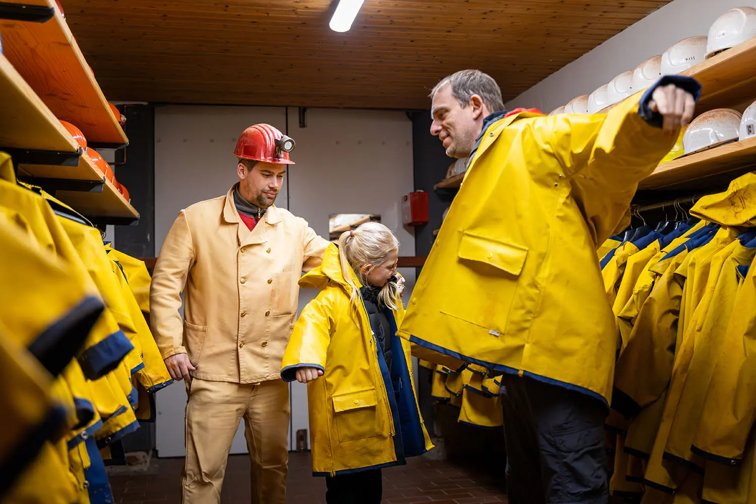 Besucherbergwerk "Grube Christiane" – Die Reise zum Mittelpunkt des Erzes 1 Gut gerüstet. Festes Schuhwerk und warme Kleidung werden empfohlen. Die restliche nötige Schutzausrüstung erhaltet ihr vor Ort.