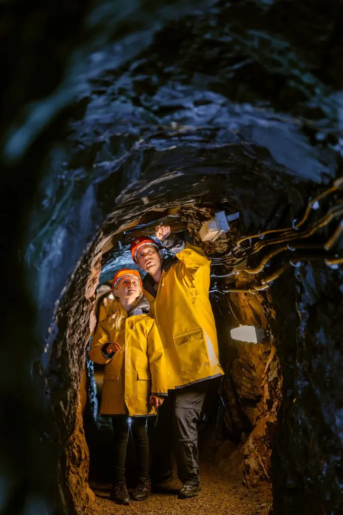 Vater und Tochter schauen sich im Tunnel von Grube Christiane um.