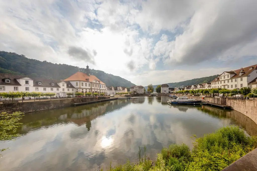 Bad Karlshafen ist eine malerische Kurstadt in Nordhessen, nahe der Grenze zu Niedersachsen und somit in unserer wunderschönen Nachbarschaft. Die Stadt ist vor allem für ihre historische Altstadt, ihre zahlreichen Sehenswürdigkeiten, ihre heilenden Quellen sowie ihren Hafen bekannt. Bei unserem Besuch vor Ort waren wir von ihrem Charme und ihrer Schönheit schnell begeistert. Warum, erläutern wir euch gerne genauer …