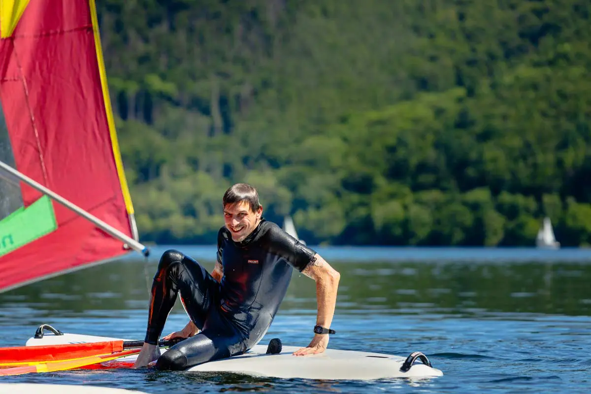 Übung macht den Meister! „Der beste Surfer ist der, der den meisten Spaß hat.“ Dies ist ein Surfzitat von Lars, und wie es aussieht, gehört Papa Sascha dann definitiv zu den Besten.
