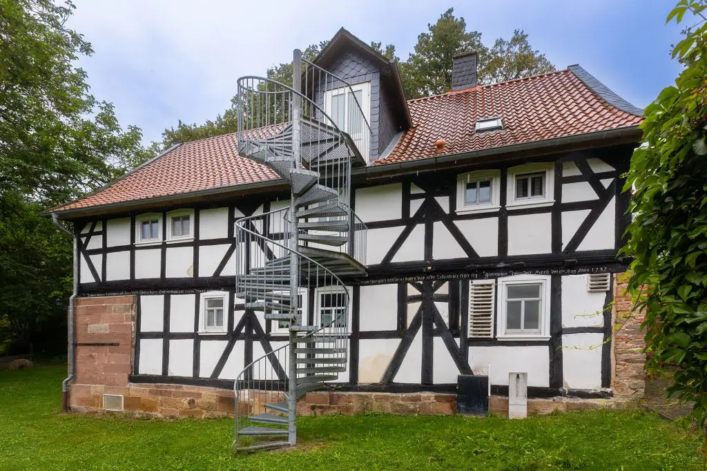 Die historische Hergertsmühle, eingebettet in eine malerische Landschaft, lädt mit ihrem rustikalen Charme dazu ein, die traditionelle Mühlentechnik zu erkunden und die Natur zu genießen. Fotos: David Heise