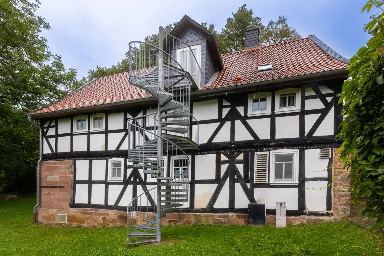 Die historische Hergertsmühle, eingebettet in eine malerische Landschaft, lädt mit ihrem rustikalen Charme dazu ein, die traditionelle Mühlentechnik zu erkunden und die Natur zu genießen. Fotos: David Heise