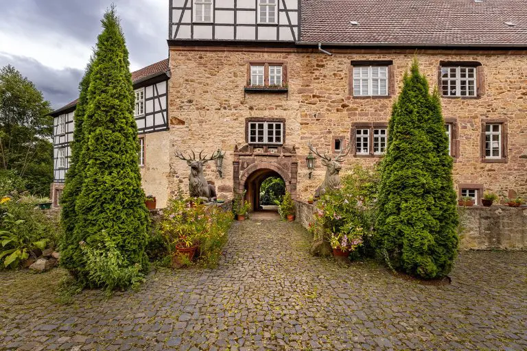 Das Gästehaus und die Kräutergärtnerei Schloss Hirschgarten in Borken, ein idyllischer Rückzugsort, wo Gäste die Ruhe der Natur genießen und die Vielfalt frischer Kräuter und Pflanzen entdecken können. Fotos: David Heise