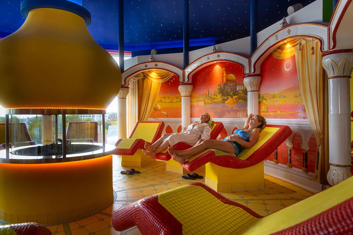 Relax! Just do it! – Die Kurhessen Therme in Kassel 1 Die Saunalandschaft der Kurhessen Therme in Kassel bietet eine Vielfalt an wohltuenden Entspannungsmöglichkeiten. Verschiedene Saunen, von der klassischen finnischen Sauna bis zur Bio-Sauna, sind in eine naturnahe Umgebung eingebettet. Foto: David Heise