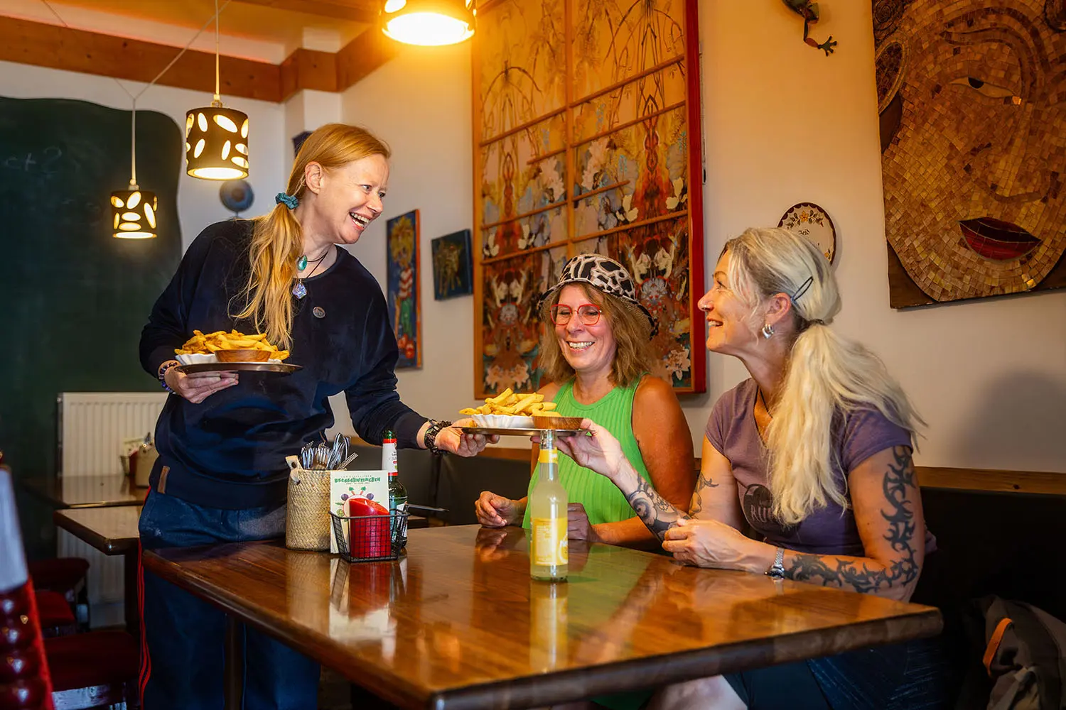 Zwei Frauen erkunden neugierig die Stadt Kassel, während sie durch die charmanten Straßen schlendern. Umgeben von einer Mischung aus moderner Architektur und historischen Gebäuden, genießen sie die lebendige Atmosphäre der Stadt. Foto: David Heise
