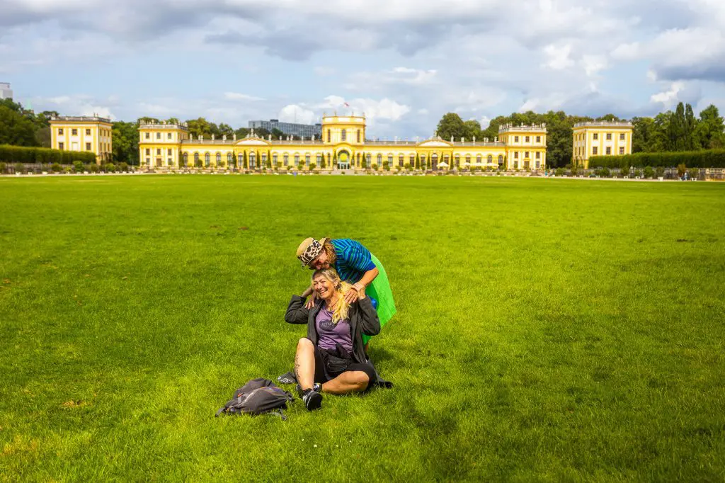 Zwei Frauen erkunden neugierig die Stadt Kassel, während sie durch die charmanten Straßen schlendern. Umgeben von einer Mischung aus moderner Architektur und historischen Gebäuden, genießen sie die lebendige Atmosphäre der Stadt. Foto: David Heise