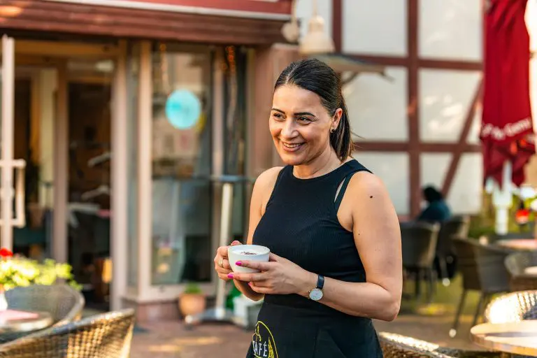 Gülay Bozkurt begrüßt die Gäste herzlich in ihrem gemütlichen Café am Kirchplatz. In dem charmanten Café duftet es nach frisch gebrühtem Kaffee und selbstgebackenem Kuchen, der liebevoll serviert wird. Foto: David Heise