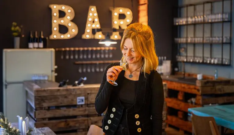 Sandy, Diplom-Verwaltungswirtin und ehemalige Beamtin, unterstützt seit 2017 gemeinsam mit ihrem Ehemann Simon das Unternehmen „Worschtkopp“ und leitet seit 2023 die „Waldecker Gin“ Destillerie in Reinhardshausen. Sie liebt die ländliche Region und das Radfahren mit ihrer Familie. In ihrer Freizeit betreibt sie kreative Hobbys wie Malen und Basteln, die sie in den Betrieb integriert. Sandy lebt ihre Leidenschaft für regionale Produkte und Handwerkskunst aus. Foto: David Heise