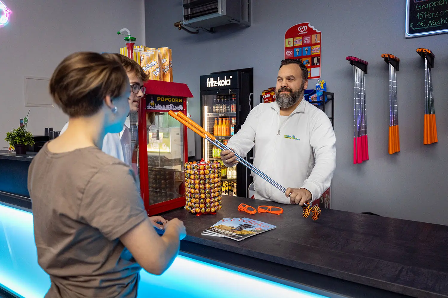 Jan überreicht die Minigolfschläger, das Abenteuer beginnt! Noch wissen Laura und Florian nicht, was sie erwartet. Wir sind gespannt. Foto: David Heise