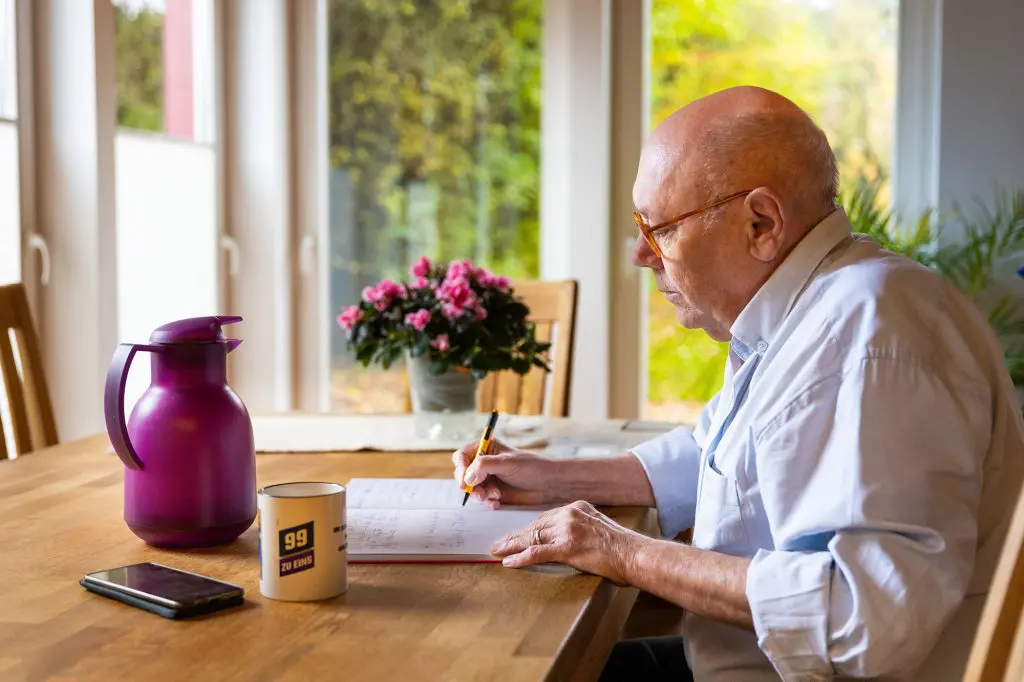 Lukas Erler empfängt uns in seinem entspannten Zuhause. Der ehemalige Stadtentwicklungsplaner und Logopäde wurde durch Katastrophen wie Exxon Valdez zum Kriminalautor. Sein Debüt Ölspur deckt kriminelle Strukturen in der Ölindustrie auf. Später schrieb er das Jugendbuch Brennendes Wasser über Fracking, das viel Lob erntete. Aktuell arbeitet er an einer Trilogie über eine Strafverteidigerin und betont die Bedeutung von Geduld und Selbstvermarktung für Autoren. Foto: David Heise