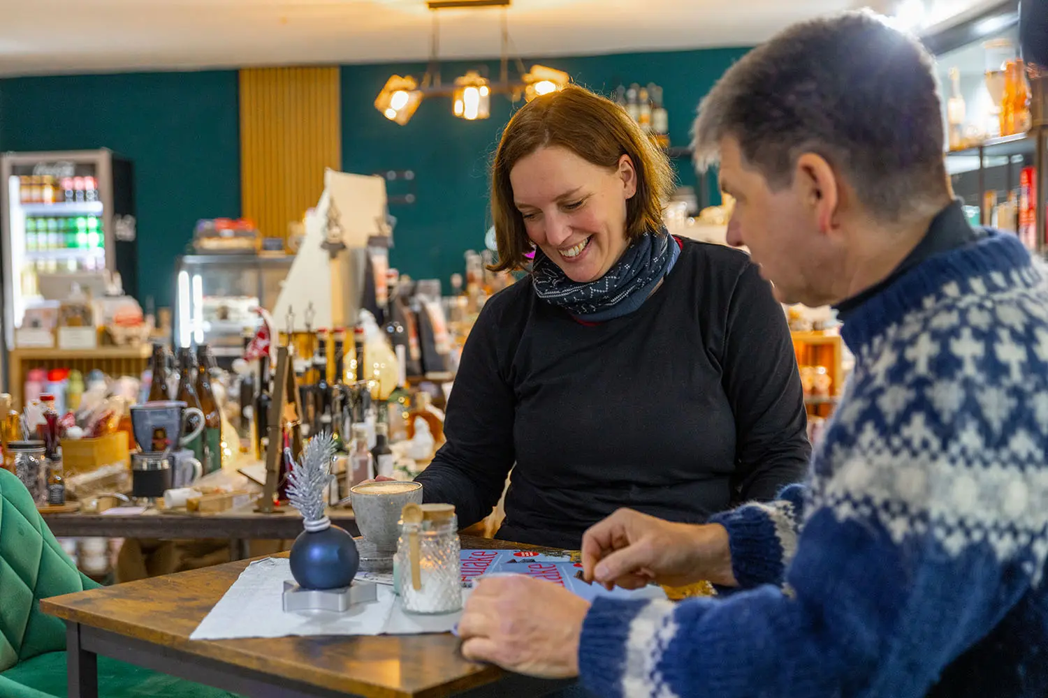 Schwalmstadt – Die Stadt, die keine ist (Teil 1) 1 Die Straßen sind kalt, das Licht ist schwach. Der Winter zeigt uns sein eisiges Gesicht. Was könnte schöner sein als eine Pause in der warmen Kaffeerösterei bei einer köstlichen Tasse Kaffee? Foto: David Heise