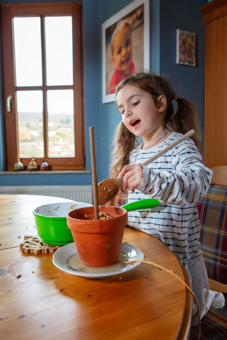 Kind mischt Zutaten für Meiknödel in einen Topf. Foto: David Heise