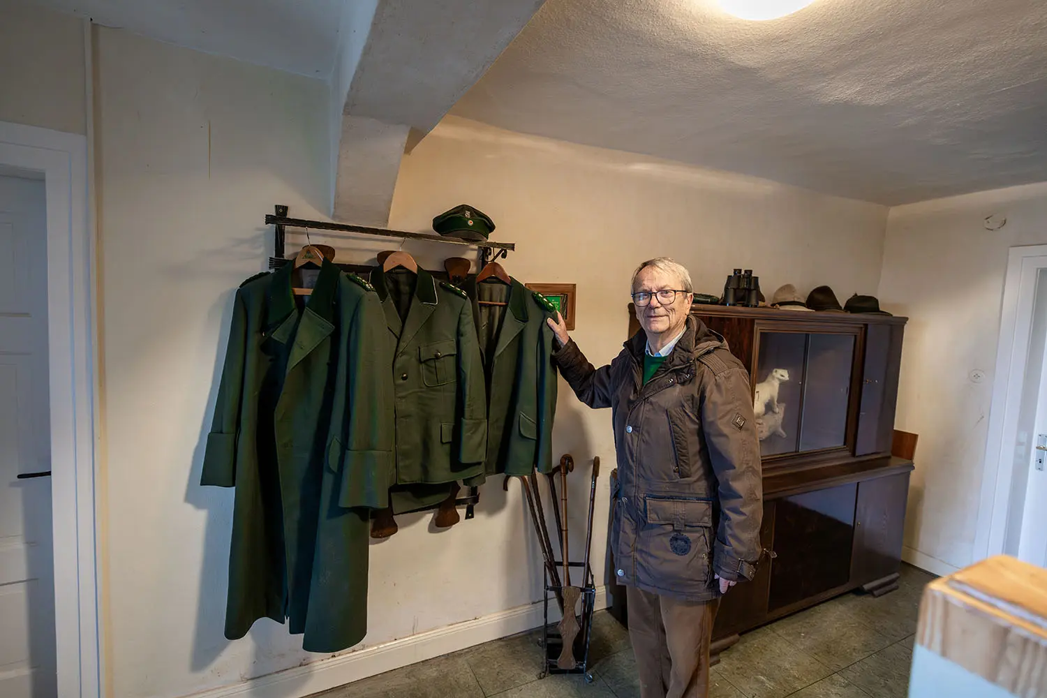 Dr. Berthold zeigt geduldig die Uniformen verschiedener Förster und deren Dienstgrade aus der Vergangenheit. Er selbst war jedoch nie ein Freund von Uniformen. Foto: David Heise