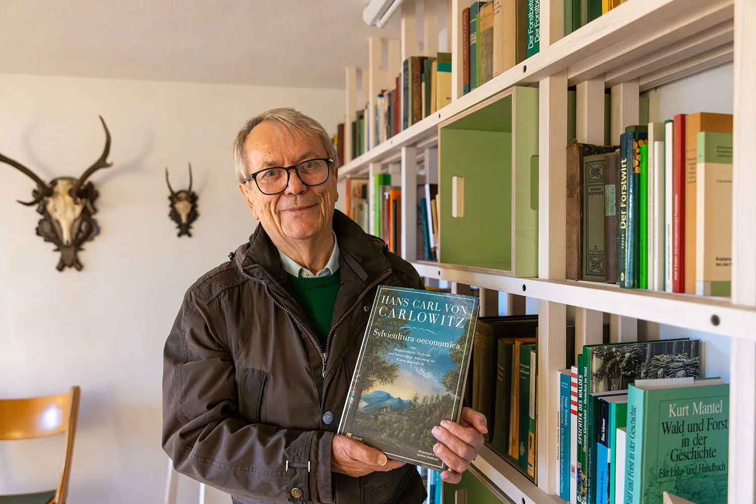 Dr. Heinz Berthold vor einem Bücherregal im Forstmuseum Hundsdorf. Foto: David Heise
