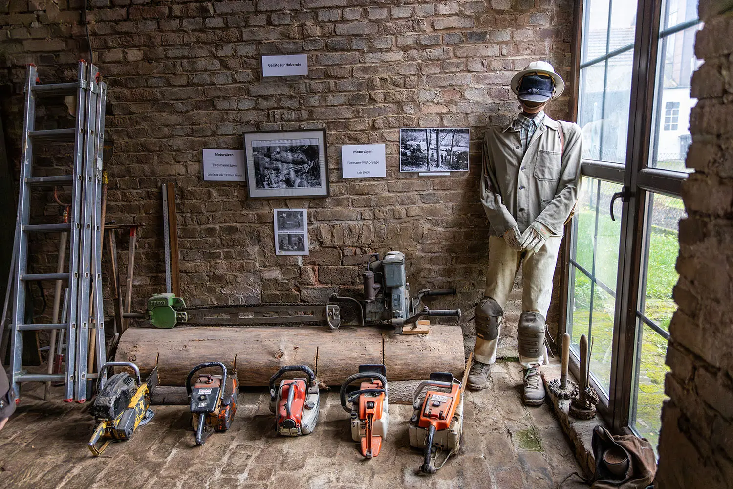 Ein Mannequin in einem Raum mit mehreren Kettensägen. Foto: David Heise