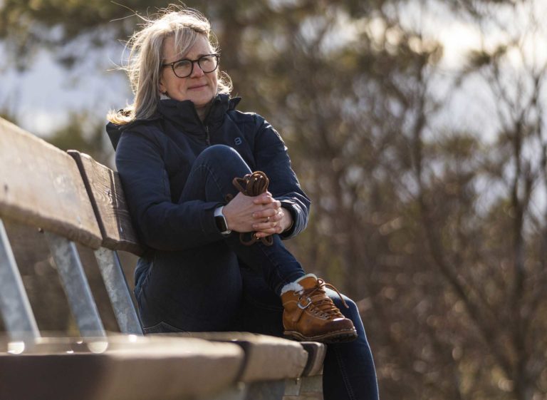 Abschalten und die Natur genießen. Das macht Immobilienmaklerin Stefanie Walter am liebsten bei einem entspannten Spaziergang mit ihren beiden Hunden. Ihre Wahlheimat Usseln und das Rothaargebirge bieten dafür viele Möglichkeiten. Fotos: David Heise/edlake