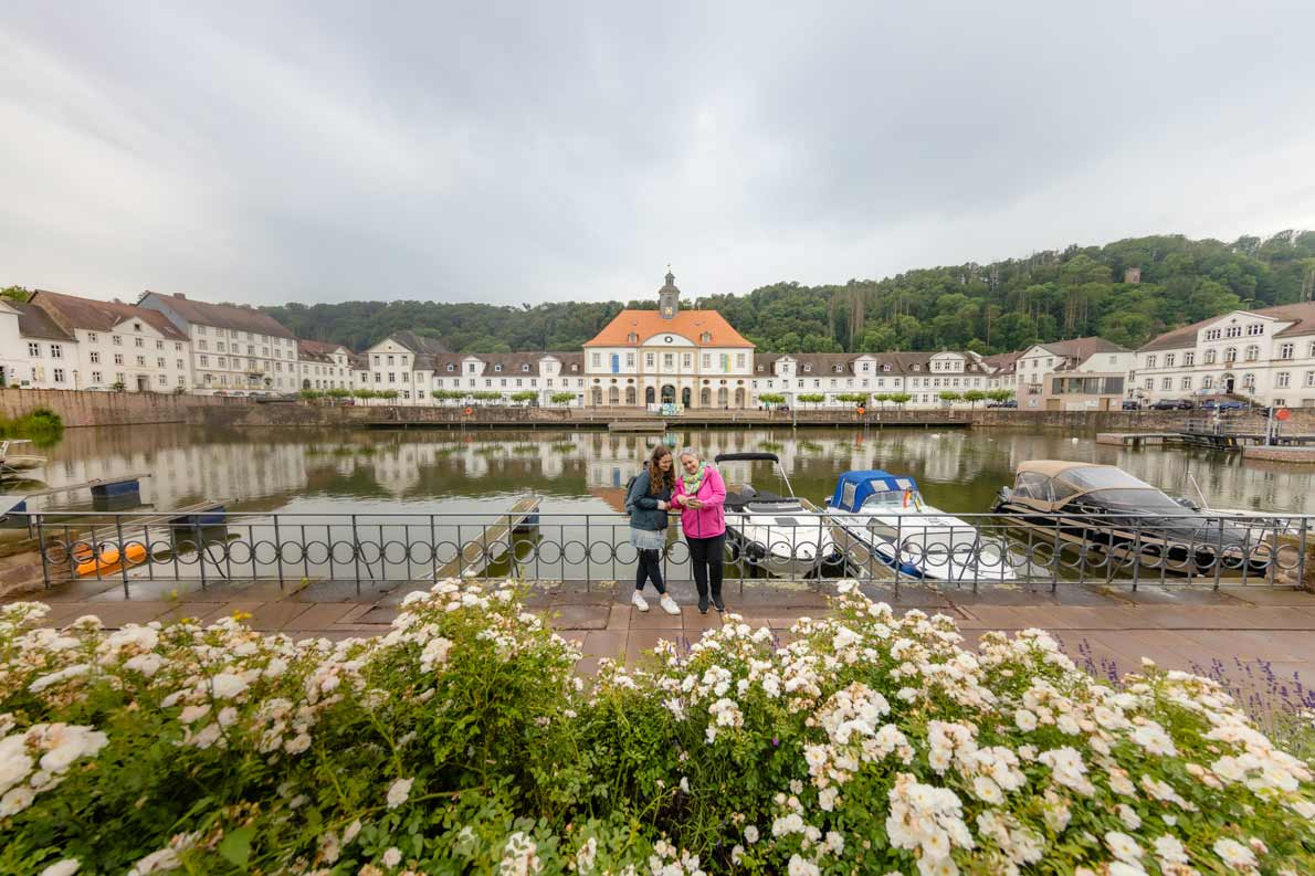 Johanna und Filiz (von links) waren schon zu Beginn unseres Städtetrips fasziniert und beeindruckt von dem traumhaft schönen barocken Hafen in Bad Karlshafen.